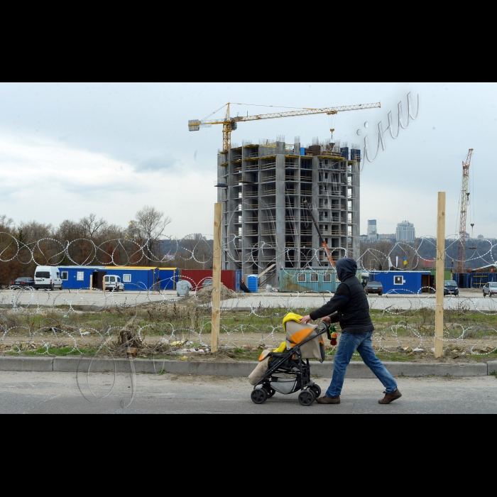 Київ. 
Cкандальна незаконна забудова біля берега Дніпра по вул. Микільська Слобідка.