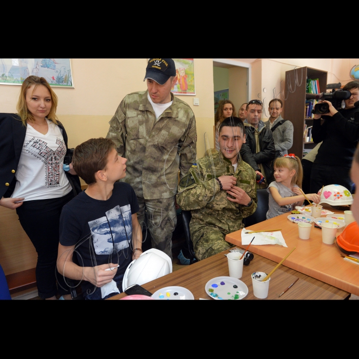 У Всесвітній день здоров’я бійці 11-го батальйону «Київська Русь» провідали маленьких пацієнтів «Охматдит» у Центрі онкогематології та трансплантації кісткового мозку . Бійці подарували дітям спеціальне видання – книжку-розмальовку і допомогли її розфарбувати монтажні каски будівельникам нового корпусу. Олександр Солодкий, боєць підрозділу розвідки 11-го батальйону «Київська Русь»; Максим Юшкевич,  боєць підрозділу розвідки 11-го батальйону «Київська Русь».