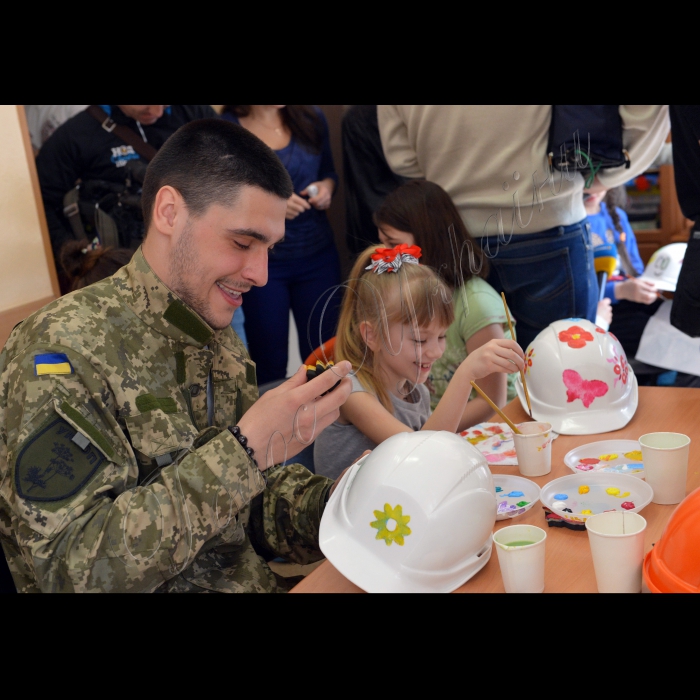 У Всесвітній день здоров’я бійці 11-го батальйону «Київська Русь» провідали маленьких пацієнтів «Охматдит» у Центрі онкогематології та трансплантації кісткового мозку . Бійці подарували дітям спеціальне видання – книжку-розмальовку і допомогли її розфарбувати монтажні каски будівельникам нового корпусу. Олександр Солодкий, боєць підрозділу розвідки 11-го батальйону «Київська Русь»; Максим Юшкевич,  боєць підрозділу розвідки 11-го батальйону «Київська Русь».