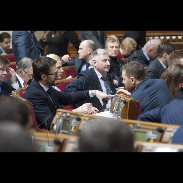 Пленарне засідання ВР.
В центрі – Сергій Лєщенко.