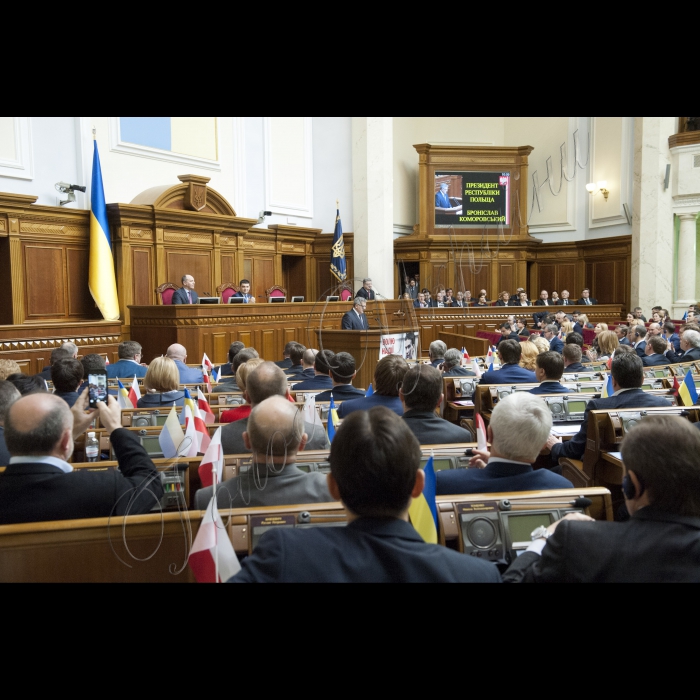 Президент Республіки Польща Броніслав Коморовський виступив на пленарному засіданні Верховної Ради України, яке проходило за участю Президента України Петра Порошенка, Прем’єр-міністра України Арсенія Яценюка, членів Кабінету міністрів, дружин Президентів.