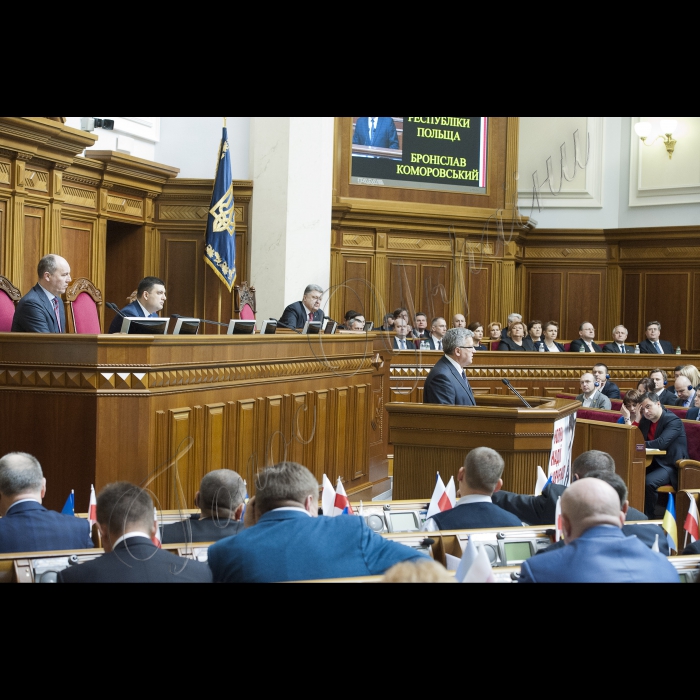 Президент Республіки Польща Броніслав Коморовський виступив на пленарному засіданні Верховної Ради України, яке проходило за участю Президента України Петра Порошенка, Прем’єр-міністра України Арсенія Яценюка, членів Кабінету міністрів, дружин Президентів.