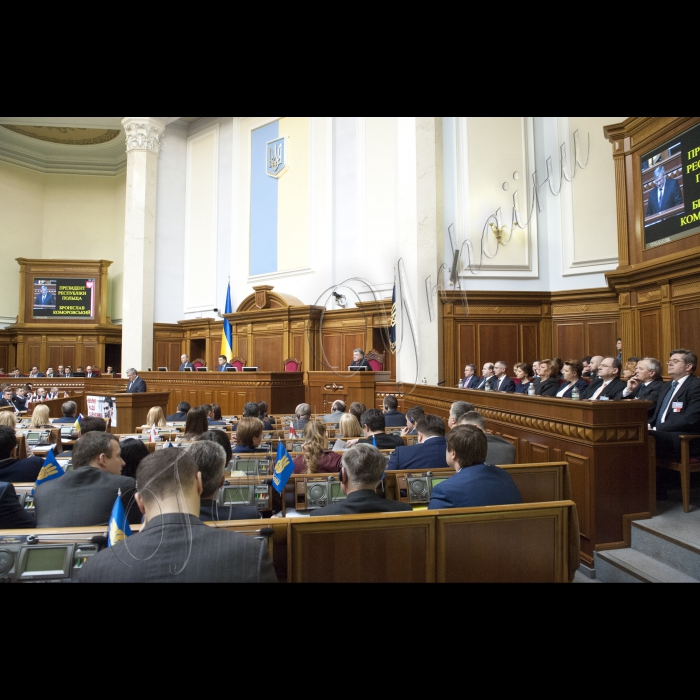 Президент Республіки Польща Броніслав Коморовський виступив на пленарному засіданні Верховної Ради України, яке проходило за участю Президента України Петра Порошенка, Прем’єр-міністра України Арсенія Яценюка, членів Кабінету міністрів, дружин Президентів.