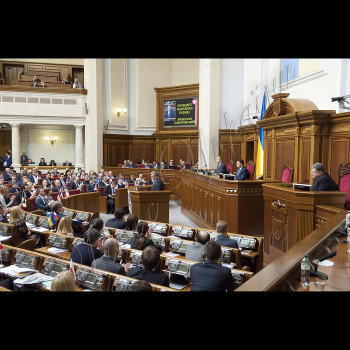 Президент Республіки Польща Броніслав Коморовський виступив на пленарному засіданні Верховної Ради України, яке проходило за участю Президента України Петра Порошенка, Прем’єр-міністра України Арсенія Яценюка, членів Кабінету міністрів, дружин Президентів.