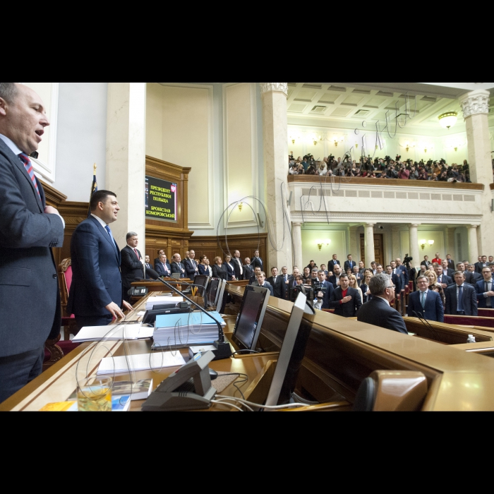 Президент Республіки Польща Броніслав Коморовський виступив на пленарному засіданні Верховної Ради України, яке проходило за участю Президента України Петра Порошенка, Прем’єр-міністра України Арсенія Яценюка, членів Кабінету міністрів, дружин Президентів.