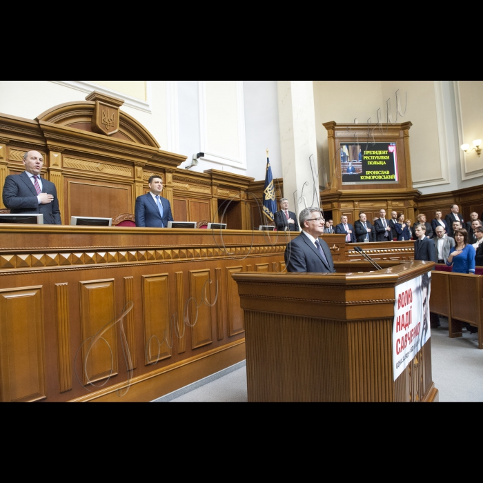 Президент Республіки Польща Броніслав Коморовський виступив на пленарному засіданні Верховної Ради України, яке проходило за участю Президента України Петра Порошенка, Прем’єр-міністра України Арсенія Яценюка, членів Кабінету міністрів, дружин Президентів.