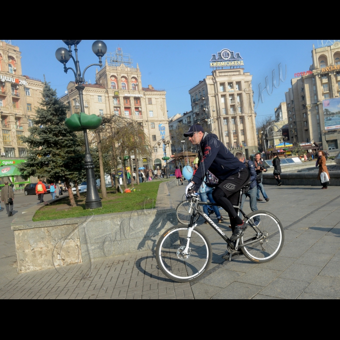 Міський голова м. Києва Віталій Кличко приєднався до акції «Велосипедом на роботу», яку ініціювала Асоціація велосипедистів Києва. Учасники акції, які з різних районів столиці добиратимуться на роботу на велосипедах, зібралися  на Майдані Незалежності .У рамках акції також відбулося нагородження найбільш незвичних велосипедистів, вело конкурси.