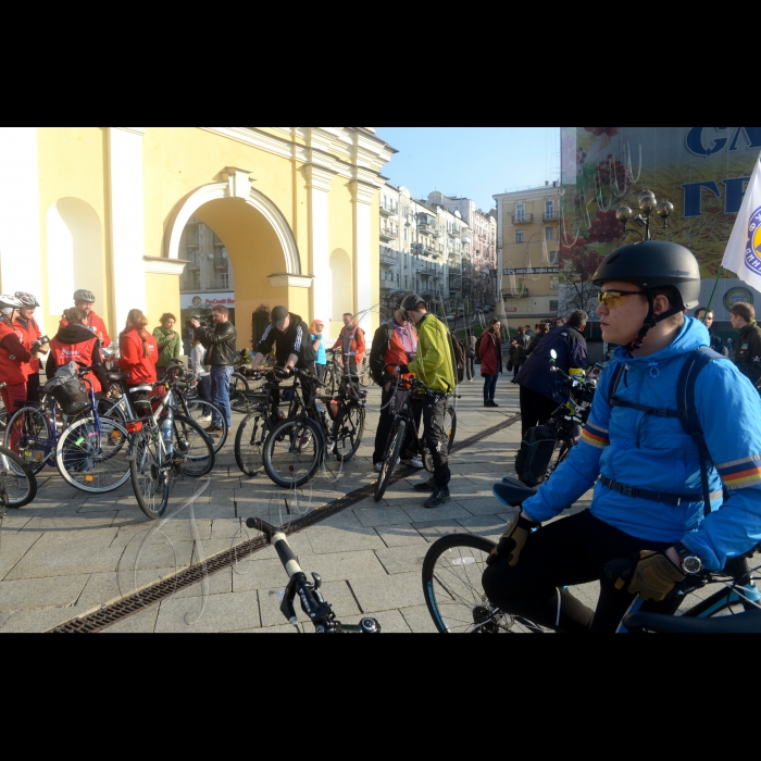 Міський голова м. Києва Віталій Кличко приєднався до акції «Велосипедом на роботу», яку ініціювала Асоціація велосипедистів Києва. Учасники акції, які з різних районів столиці добиратимуться на роботу на велосипедах, зібралися  на Майдані Незалежності .У рамках акції також відбулося нагородження найбільш незвичних велосипедистів, вело конкурси.