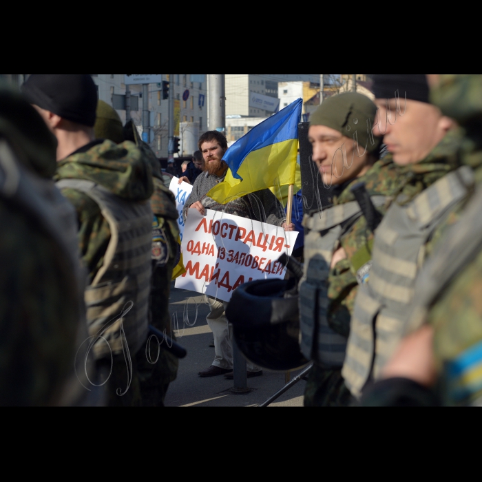 Активісти ВО «Свобода» спільно з іншими активістами – учасниками Революції гідності пікетували Конституційний суд України з метою не допустити реваншу «регіоналів» і захистити закон про люстрацію.