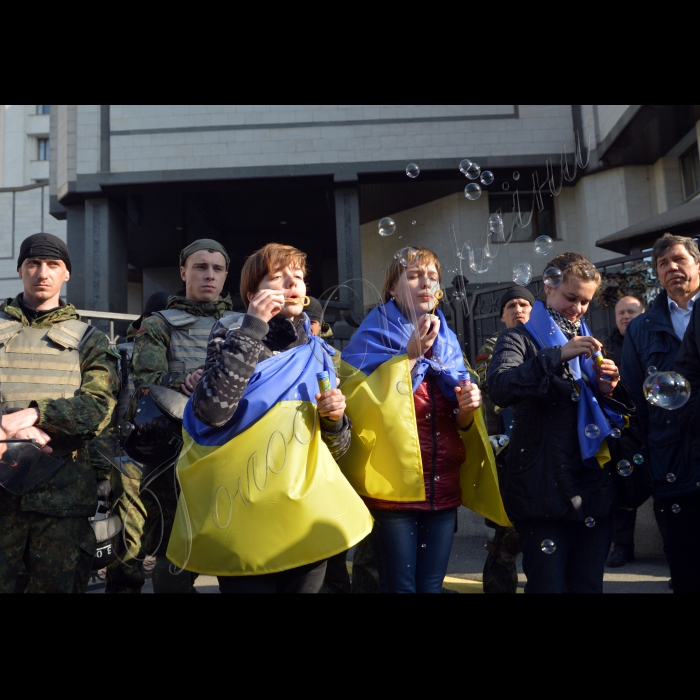 Активісти ВО «Свобода» спільно з іншими активістами – учасниками Революції гідності пікетували Конституційний суд України з метою не допустити реваншу «регіоналів» і захистити закон про люстрацію.