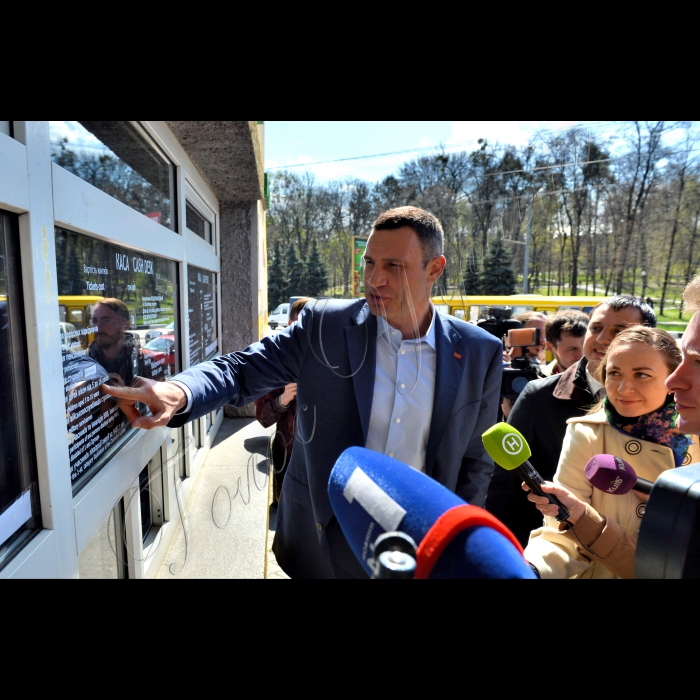 Міський голова м.Києва Віталій Кличко відвідав Київський зоопарк і проінспектував підготовку звіринцю до початку нового сезону.  Мер оглянув нових тварин - валійських кіз, страусів, а також новий літній вольєр для горили Тоні. Крім того, Кличко ознайомився з презентацією підготовки нового вхідного електронного квитка, який буде запроваджений в зоопарку найближчим часом і покликаний побороти корупцію.