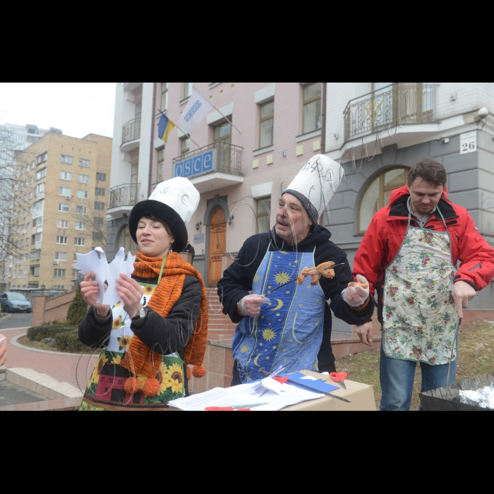 В Києві біля офісу ОБСЕ Театр Вуличної Сатири провів кулінарний перформанс “Майстер-клас: голубятина Миру” з приводу якості виконання ОБСЕ (Організація Безпеки та Співпраці в Європі) своїх функціональних обов’язків.