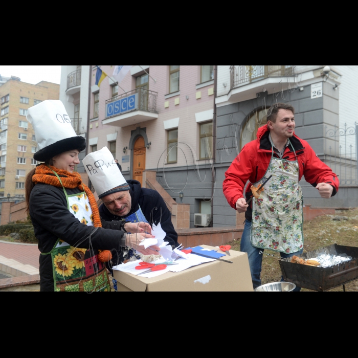 В Києві біля офісу ОБСЕ Театр Вуличної Сатири провів кулінарний перформанс “Майстер-клас: голубятина Миру” з приводу якості виконання ОБСЕ (Організація Безпеки та Співпраці в Європі) своїх функціональних обов’язків.