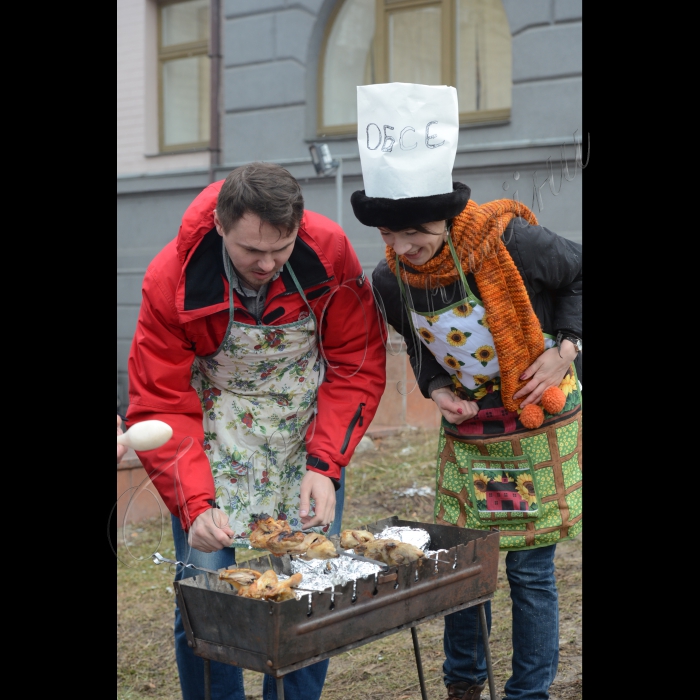 В Києві біля офісу ОБСЕ Театр Вуличної Сатири провів кулінарний перформанс “Майстер-клас: голубятина Миру” з приводу якості виконання ОБСЕ (Організація Безпеки та Співпраці в Європі) своїх функціональних обов’язків.