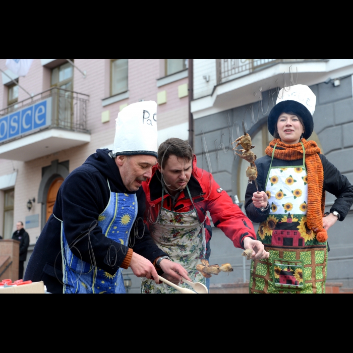 В Києві біля офісу ОБСЕ Театр Вуличної Сатири провів кулінарний перформанс “Майстер-клас: голубятина Миру” з приводу якості виконання ОБСЕ (Організація Безпеки та Співпраці в Європі) своїх функціональних обов’язків.