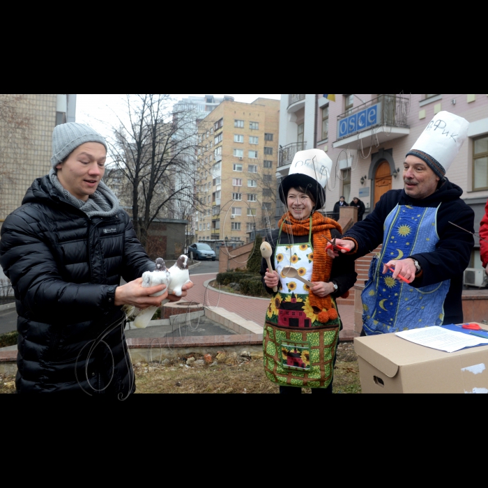 В Києві біля офісу ОБСЕ Театр Вуличної Сатири провів кулінарний перформанс “Майстер-клас: голубятина Миру” з приводу якості виконання ОБСЕ (Організація Безпеки та Співпраці в Європі) своїх функціональних обов’язків.