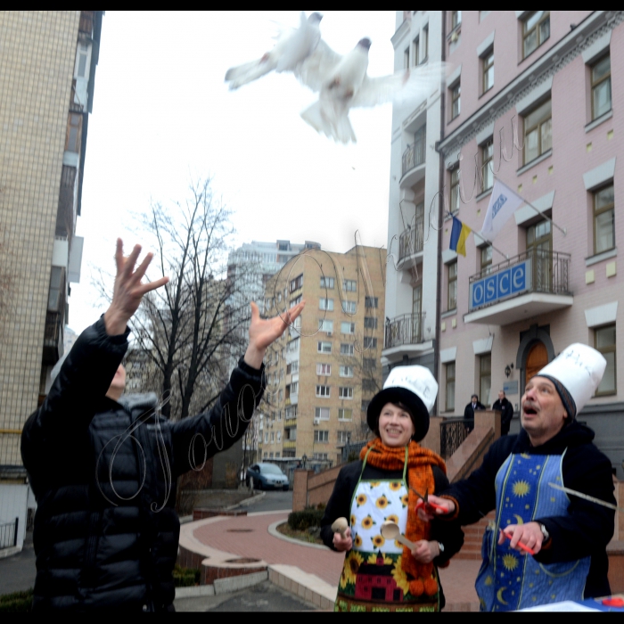 В Києві біля офісу ОБСЕ Театр Вуличної Сатири провів кулінарний перформанс “Майстер-клас: голубятина Миру” з приводу якості виконання ОБСЕ (Організація Безпеки та Співпраці в Європі) своїх функціональних обов’язків.