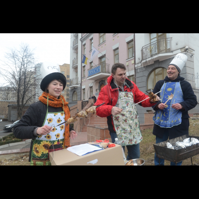 В Києві біля офісу ОБСЕ Театр Вуличної Сатири провів кулінарний перформанс “Майстер-клас: голубятина Миру” з приводу якості виконання ОБСЕ (Організація Безпеки та Співпраці в Європі) своїх функціональних обов’язків.