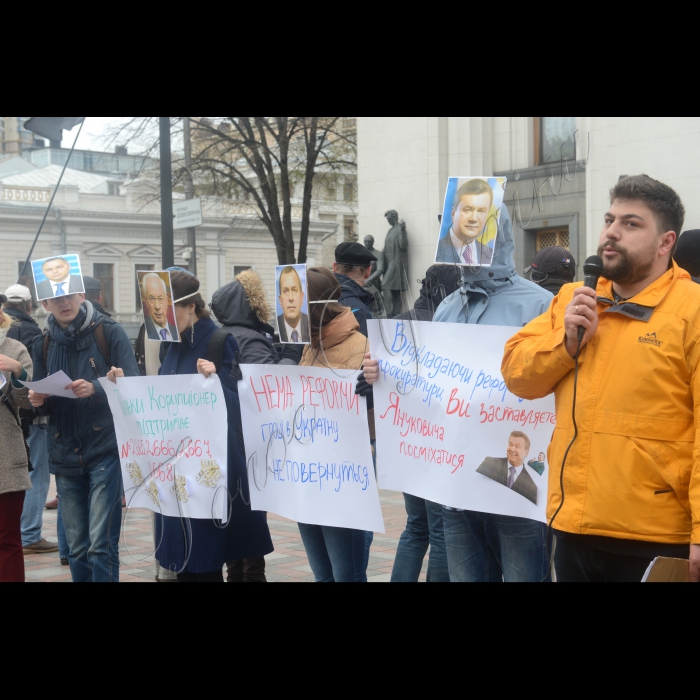 Біля ВРУ відбулася акція «Україна втратить шанс повернути мільйони сім’ї Януковича,  якщо реформу прокуратури буде відкладено» ,під час якої активісти в масках одіозних екс-регіоналів та від імені представників режиму вимагатимуть в депутатів відтерміновувати реформу прокуратури.  