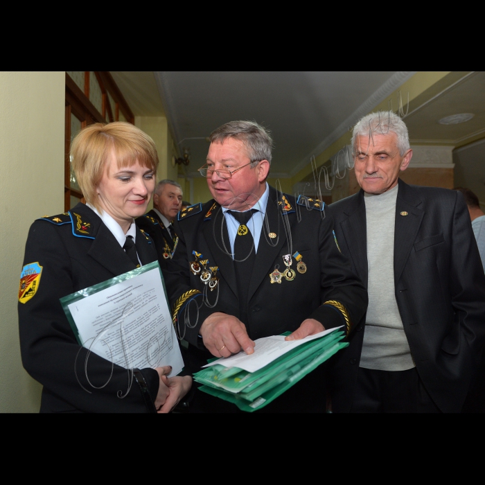 У Міжнародному центрі культури і мистецтв, колишній Жовтневий палац розпочав роботу дводенний III з’їзд шахтарів України, на який обрано 800 делегатів. Шахтарі говоритимуть про критичне становище у вугільній промисловості України та про шляхи виходу з нього.
Голова первинної профспілкової організації ДВАТ 