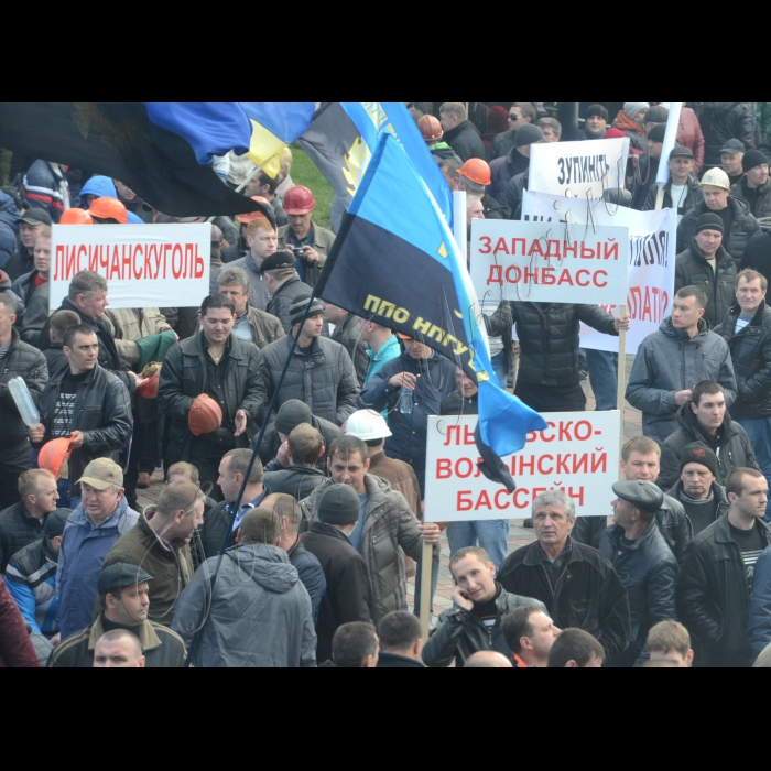 Мітинг шахтарів з різних регіонів України біля ВР з вимогами не дозволити знищити вугільну галузь.