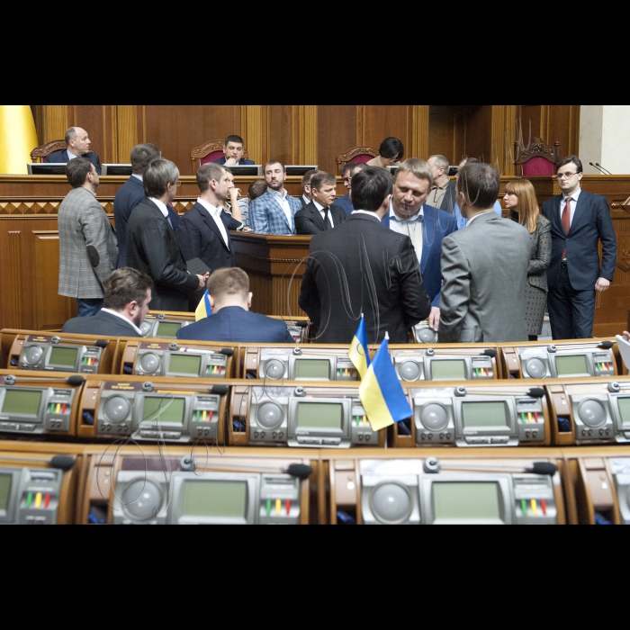 Пленарне засідання ВР.
Блокування трибуни представниками «Радикальної партії Олега Ляшка».