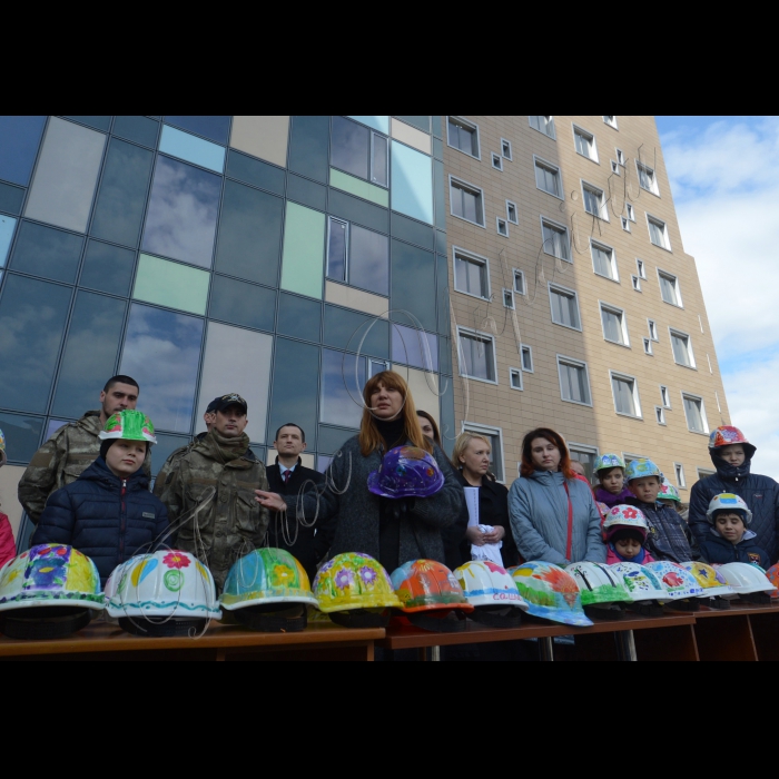 На будівельному майданчику нової лікарні «Охматдит» розпочалися роботи з облаштування покрівлі на даху блоку Д. Після 1,5-річної зупинки будівництво нової лікарні поновлюється. Маленькі пацієнти власноруч розмалювали близько 200 будівельних касок, якими і зустріли будівельників на майданчику. Також діти вручили каски членам міжфракційної депутатської групи, опікунської ради «Охматдит» та громадським активістам, які допомагають лікарні та будуть контролювати будівництво. Учасники: Оксана Корчинська, голова міжфракційної депутатської групи «За добудову Охматдит»; Ганна Гопко, член опікунської ради «Охматдит»; Юрій Гладуш, головний лікар «Охматдит»; Олена Мешкова, заст.головного лікаря «Охматдит»; Олена Анопрієнко, керівник центру медико-психологічної допомоги «Охматдит»; Олександр Солодкий, боєць 11-го батальйону «Київська Русь», волонтер; Максим Юшкевич,  боєць 11-го батальйону «Київська Русь», волонтер;  Ірина Коваль,  директор ДП «Укрмедпроектбуд»; Олеся Теліженко, дизайнер Y-футболки; маленькі пацієнти та їх батьки. 