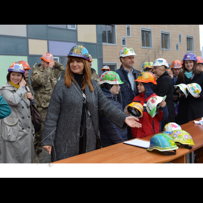 На будівельному майданчику нової лікарні «Охматдит» розпочалися роботи з облаштування покрівлі на даху блоку Д. Після 1,5-річної зупинки будівництво нової лікарні поновлюється. Маленькі пацієнти власноруч розмалювали близько 200 будівельних касок, якими і зустріли будівельників на майданчику. Також діти вручили каски членам міжфракційної депутатської групи, опікунської ради «Охматдит» та громадським активістам, які допомагають лікарні та будуть контролювати будівництво. Учасники: Оксана Корчинська, голова міжфракційної депутатської групи «За добудову Охматдит»; Ганна Гопко, член опікунської ради «Охматдит»; Юрій Гладуш, головний лікар «Охматдит»; Олена Мешкова, заст.головного лікаря «Охматдит»; Олена Анопрієнко, керівник центру медико-психологічної допомоги «Охматдит»; Олександр Солодкий, боєць 11-го батальйону «Київська Русь», волонтер; Максим Юшкевич,  боєць 11-го батальйону «Київська Русь», волонтер;  Ірина Коваль,  директор ДП «Укрмедпроектбуд»; Олеся Теліженко, дизайнер Y-футболки; маленькі пацієнти та їх батьки. 