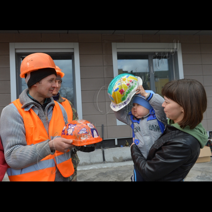 На будівельному майданчику нової лікарні «Охматдит» розпочалися роботи з облаштування покрівлі на даху блоку Д. Після 1,5-річної зупинки будівництво нової лікарні поновлюється. Маленькі пацієнти власноруч розмалювали близько 200 будівельних касок, якими і зустріли будівельників на майданчику. Також діти вручили каски членам міжфракційної депутатської групи, опікунської ради «Охматдит» та громадським активістам, які допомагають лікарні та будуть контролювати будівництво. Учасники: Оксана Корчинська, голова міжфракційної депутатської групи «За добудову Охматдит»; Ганна Гопко, член опікунської ради «Охматдит»; Юрій Гладуш, головний лікар «Охматдит»; Олена Мешкова, заст.головного лікаря «Охматдит»; Олена Анопрієнко, керівник центру медико-психологічної допомоги «Охматдит»; Олександр Солодкий, боєць 11-го батальйону «Київська Русь», волонтер; Максим Юшкевич,  боєць 11-го батальйону «Київська Русь», волонтер;  Ірина Коваль,  директор ДП «Укрмедпроектбуд»; Олеся Теліженко, дизайнер Y-футболки; маленькі пацієнти та їх батьки. 