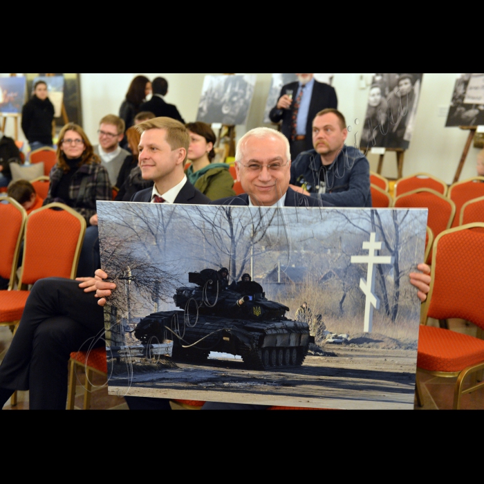 Литва, Вільнюс, Палац Великих князів Литовських
Фотовиставка «Україна. Застиглий крик » Олександра Клименко. І благодійний аукціон для українських воїнів.
Мер Вільнюса Ремігіюс Шімашюс, Валерій Жовтенко - посол України в Литві на аукціоні. Посол Валерій Жовтенко придбав одну з фотографій.