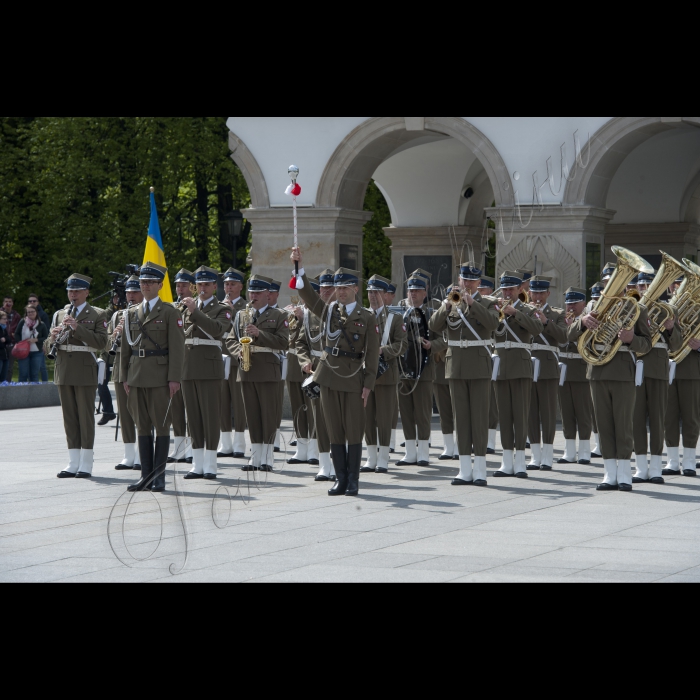 Офіційний візит Голови ВР України Володимира Гройсмана у Республіку Польща. Варшава.
Церемонія покладання вінка до Могили невідомого солдата за участі Посла України в Республіці Польща А.Дещиці, членів української делегації.
