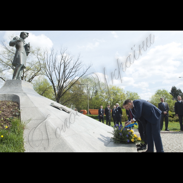 30 квітня 2015
Офіційний візит Голови ВР України Володимира Гройсмана у Республку Польша.
Церемонія покладання квітів до пам’ятника Тарасу Шевченку за участю Посла України в Республіці Польща Андрія Дещиці, членів української делегації, представників української діаспори