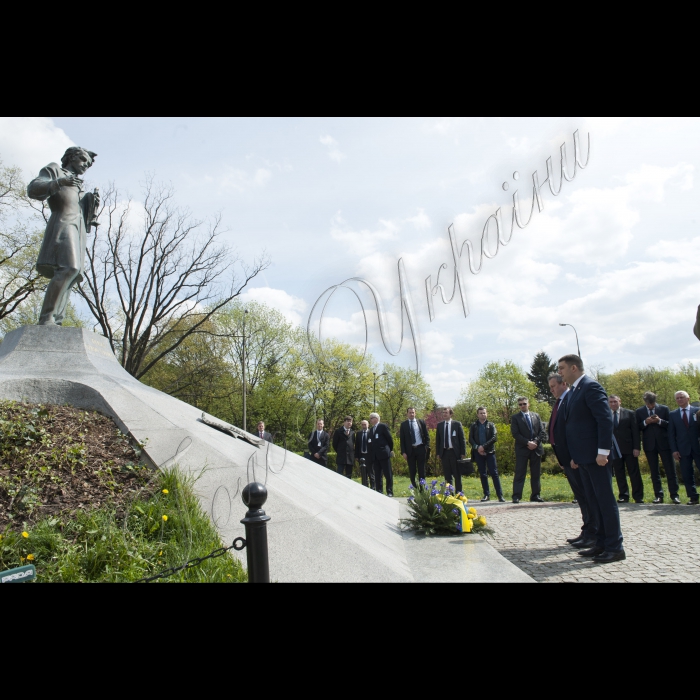 30 квітня 2015
Офіційний візит Голови ВР України Володимира Гройсмана у Республку Польша.
Церемонія покладання квітів до пам’ятника Тарасу Шевченку за участю Посла України в Республіці Польща Андрія Дещиці, членів української делегації, представників української діаспори