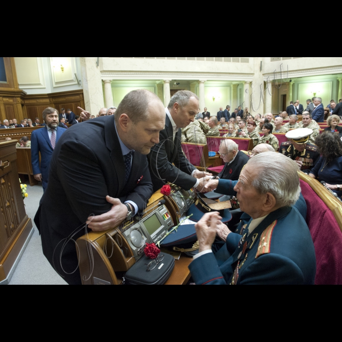 08 травня 2015  відбулося урочисте засідання ВР, України присвячене 70-ій річниці Перемоги над нацизмом в Європі, місцю і ролі Українського народу у Другій Світовій війні під головуванням Першого заступника Голови ВР України Андрія Парубія.
На засіданні були присутні Генеральний Секретар ООН Пан Гі Мун, Президенти України попередніх років, Прем’єр-міністр України Арсеній Яценюк та члени уряду, Генеральний Прокурор України Віктор Шокін, ветерани ВВВ та АТО, представники релігійних і громадських організацій.
З ветеранами Другої світової війни спілкуються н.д. Нестор Шуфрич, Борислав Береза