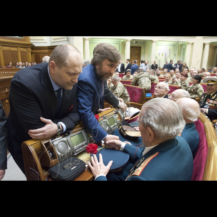 08 травня 2015  відбулося урочисте засідання ВР, України присвячене 70-ій річниці Перемоги над нацизмом в Європі, місцю і ролі Українського народу у Другій Світовій війні під головуванням Першого заступника Голови ВР України Андрія Парубія.
На засіданні були присутні Генеральний Секретар ООН Пан Гі Мун, Президенти України попередніх років, Прем’єр-міністр України Арсеній Яценюк та члени уряду, Генеральний Прокурор України Віктор Шокін, ветерани ВВВ та АТО, представники релігійних і громадських організацій.
З ветеранами Другої світової війни спілкуються н.д. Борислав Береза, Вадим Новінський