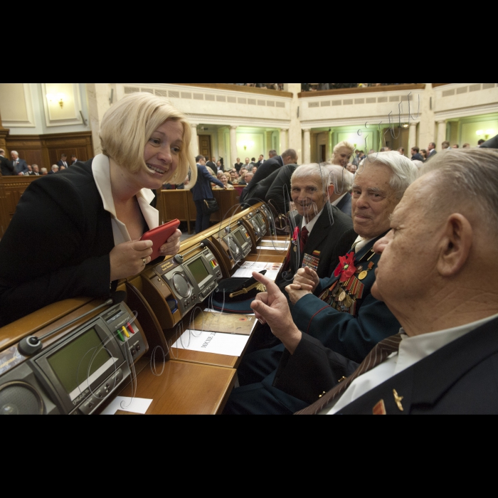 08 травня 2015  відбулося урочисте засідання ВР, України присвячене 70-ій річниці Перемоги над нацизмом в Європі, місцю і ролі Українського народу у Другій Світовій війні під головуванням Першого заступника Голови ВР України Андрія Парубія.
На засіданні були присутні Генеральний Секретар ООН Пан Гі Мун, Президенти України попередніх років, Прем’єр-міністр України Арсеній Яценюк та члени уряду, Генеральний Прокурор України Віктор Шокін, ветерани ВВВ та АТО, представники релігійних і громадських організацій.
З ветеранами Другої світової війни спілкується Ірина Геращенко