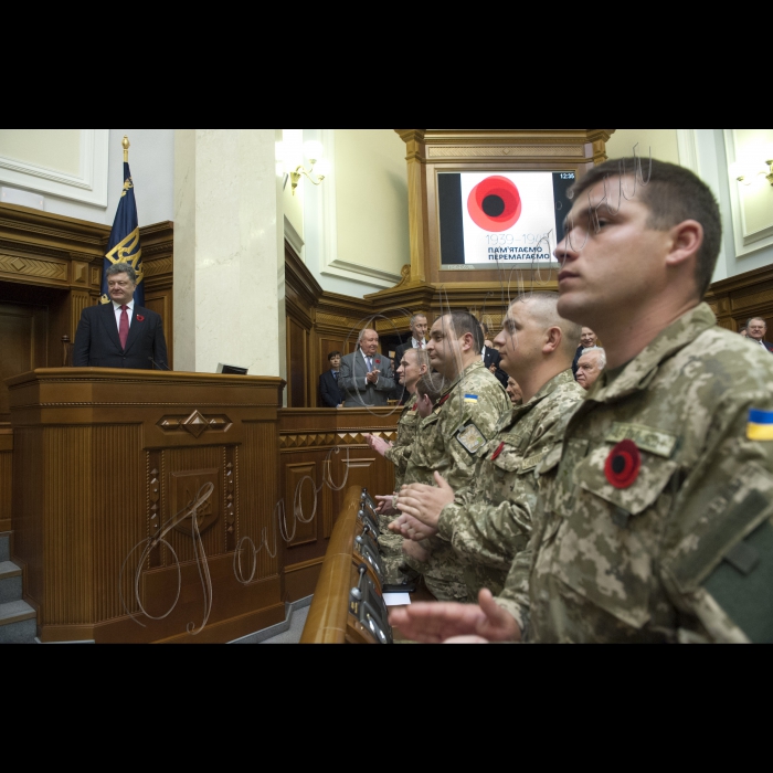 08 травня 2015  відбулося урочисте засідання ВР, України присвячене 70-ій річниці Перемоги над нацизмом в Європі, місцю і ролі Українського народу у Другій Світовій війні під головуванням Першого заступника Голови ВР України Андрія Парубія.
На засіданні були присутні Генеральний Секретар ООН Пан Гі Мун, Президенти України попередніх років, Прем’єр-міністр України Арсеній Яценюк та члени уряду, Генеральний Прокурор України Віктор Шокін, ветерани ВВВ та АТО, представники релігійних і громадських організацій.