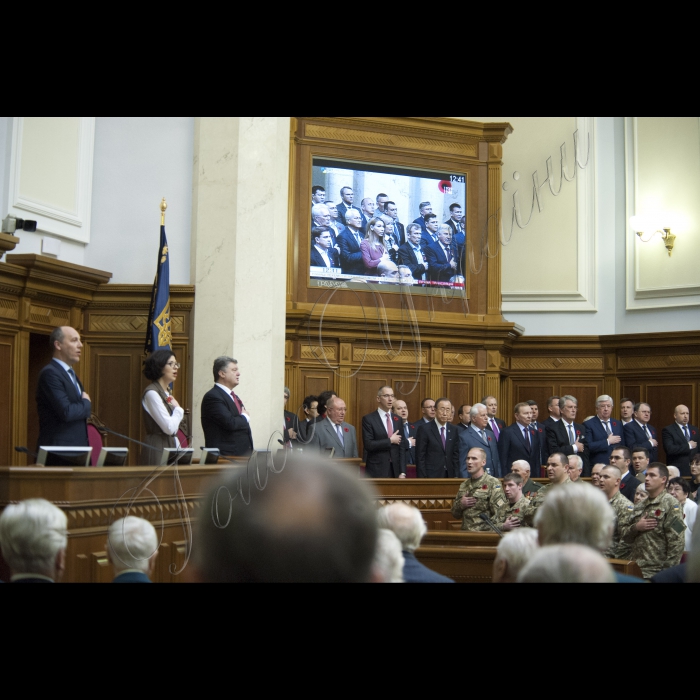 08 травня 2015  відбулося урочисте засідання ВР, України присвячене 70-ій річниці Перемоги над нацизмом в Європі, місцю і ролі Українського народу у Другій Світовій війні під головуванням Першого заступника Голови ВР України Андрія Парубія.
На засіданні були присутні Генеральний Секретар ООН Пан Гі Мун, Президенти України попередніх років, Прем’єр-міністр України Арсеній Яценюк та члени уряду, Генеральний Прокурор України Віктор Шокін, ветерани ВВВ та АТО, представники релігійних і громадських організацій.