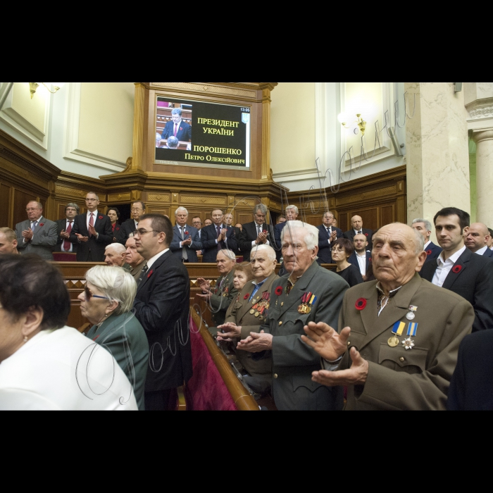 08 травня 2015  відбулося урочисте засідання ВР, України присвячене 70-ій річниці Перемоги над нацизмом в Європі, місцю і ролі Українського народу у Другій Світовій війні під головуванням Першого заступника Голови ВР України Андрія Парубія.
На засіданні були присутні Генеральний Секретар ООН Пан Гі Мун, Президенти України попередніх років, Прем’єр-міністр України Арсеній Яценюк та члени уряду, Генеральний Прокурор України Віктор Шокін, ветерани ВВВ та АТО, представники релігійних і громадських організацій.