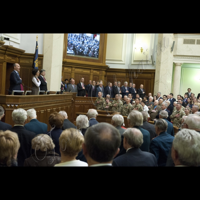 08 травня 2015  відбулося урочисте засідання ВР, України присвячене 70-ій річниці Перемоги над нацизмом в Європі, місцю і ролі Українського народу у Другій Світовій війні під головуванням Першого заступника Голови ВР України Андрія Парубія.
На засіданні були присутні Генеральний Секретар ООН Пан Гі Мун, Президенти України попередніх років, Прем’єр-міністр України Арсеній Яценюк та члени уряду, Генеральний Прокурор України Віктор Шокін, ветерани ВВВ та АТО, представники релігійних і громадських організацій.