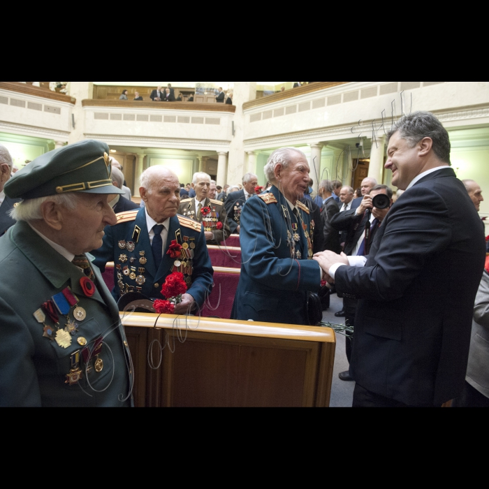 08 травня 2015  відбулося урочисте засідання ВР, України присвячене 70-ій річниці Перемоги над нацизмом в Європі, місцю і ролі Українського народу у Другій Світовій війні під головуванням Першого заступника Голови ВР України Андрія Парубія.
На засіданні були присутні Генеральний Секретар ООН Пан Гі Мун, Президенти України попередніх років, Прем’єр-міністр України Арсеній Яценюк та члени уряду, Генеральний Прокурор України Віктор Шокін, ветерани ВВВ та АТО, представники релігійних і громадських організацій.