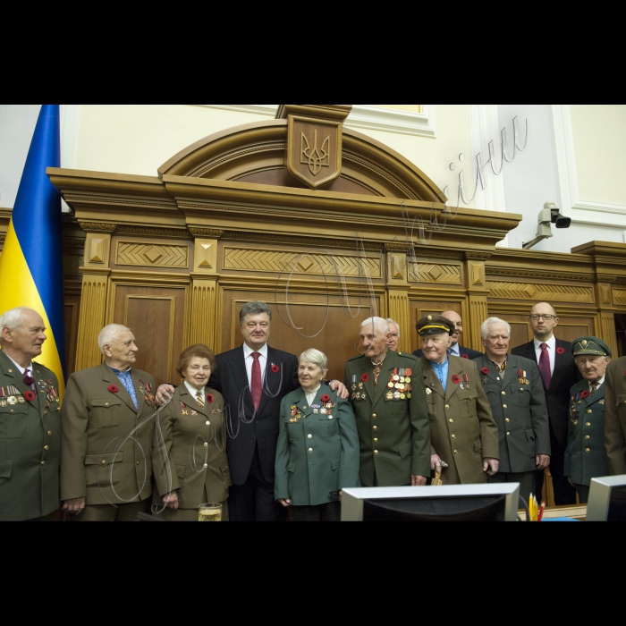 08 травня 2015  відбулося урочисте засідання ВР, України присвячене 70-ій річниці Перемоги над нацизмом в Європі, місцю і ролі Українського народу у Другій Світовій війні під головуванням Першого заступника Голови ВР України Андрія Парубія.
На засіданні були присутні Генеральний Секретар ООН Пан Гі Мун, Президенти України попередніх років, Прем’єр-міністр України Арсеній Яценюк та члени уряду, Генеральний Прокурор України Віктор Шокін, ветерани ВВВ та АТО, представники релігійних і громадських організацій.