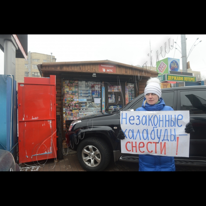 У Києві на вул. Великій Васильківський , біля станції метрополітену «Палац Україна» (з боку Палацу «Україна»), працівники комунального підприємства «Київблагоустрій» почали демонтаж незаконних ларьків (малих архітектурних форм).  