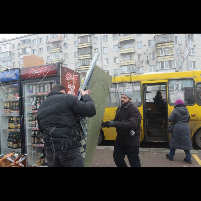 У Києві на вул. Великій Васильківський , біля станції метрополітену «Палац Україна» (з боку Палацу «Україна»), працівники комунального підприємства «Київблагоустрій» почали демонтаж незаконних ларьків (малих архітектурних форм).  