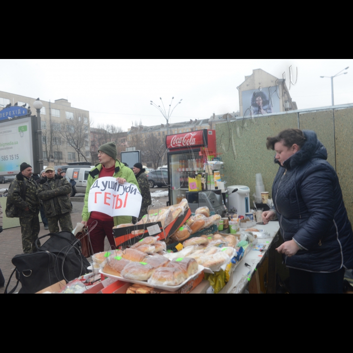 У Києві на вул. Великій Васильківський , біля станції метрополітену «Палац Україна» (з боку Палацу «Україна»), працівники комунального підприємства «Київблагоустрій» почали демонтаж незаконних ларьків (малих архітектурних форм).  