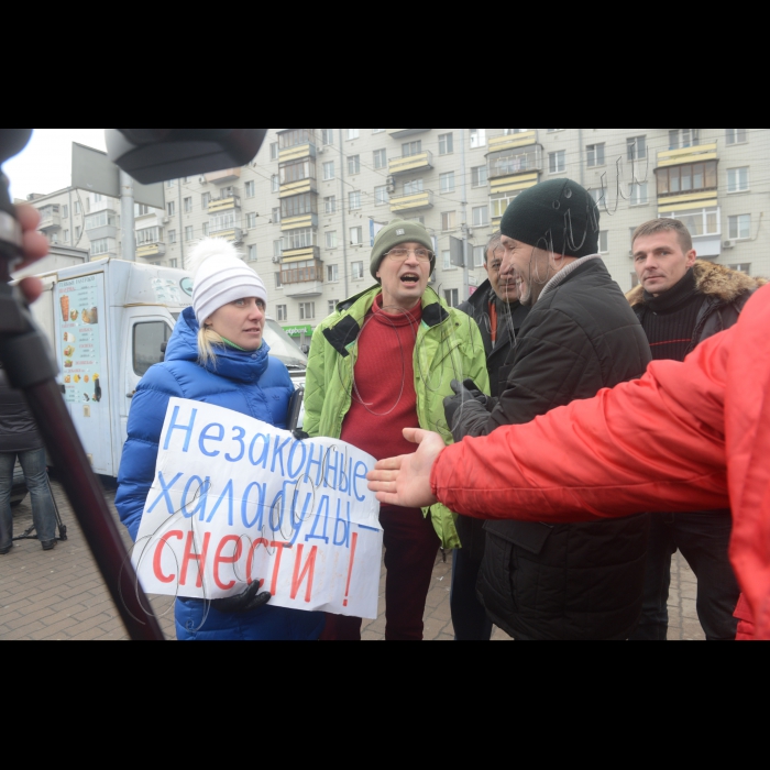 У Києві на вул. Великій Васильківський , біля станції метрополітену «Палац Україна» (з боку Палацу «Україна»), працівники комунального підприємства «Київблагоустрій» почали демонтаж незаконних ларьків (малих архітектурних форм).  