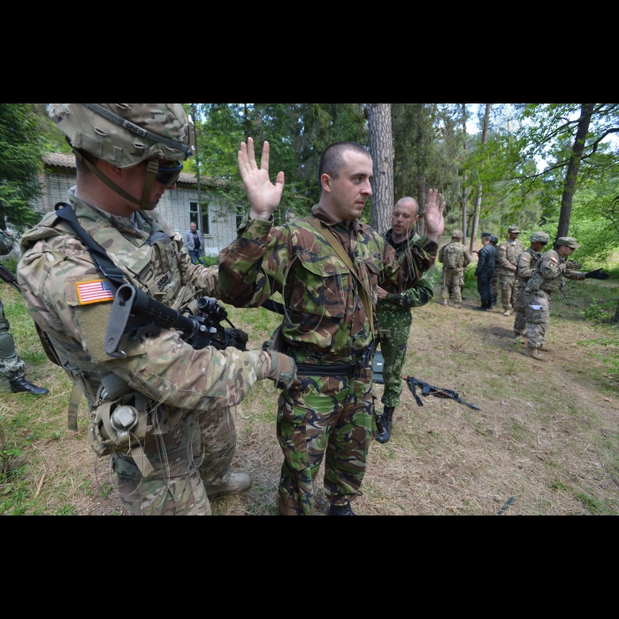 12 травня 2015 року

Львівська область, Яворівський полігон
Спільні військові навчання США та України

Як розповів командир 1 ескадрону 91 кавалерійського полку 173-ї повітряно-десантної бригади армії США підполковник Кайл Рід, з 20 квітня до середини червня на яворівському полігоні проходять спільні навчання з Національною гвардією України «Безстрашний гвардієць». Американці вчать наших бійців. До програми навчань входять заняття з вогневої підготовки, військової медицини, інженерної, тактичної і спеціальної підготовки. Заступник керівника навчань, полковник Нацгвардії України Сергій Капелюшний повідомив, що нині на полігоні вчаться 235 гвардійців із Запоріжжя та Калинівки. Це перший етап. Далі ще буде два. Тобто тричі по 235 наших бійців здобудуть досвід боротьби з тероризмом. І якщо їм доведеться воювати за Україну на сході – вони будуть добре підготовлені. Більше того, бійці, які пройшли американський вишкіл, самі зможуть бути інструкторами і вчити своїх побратимів.