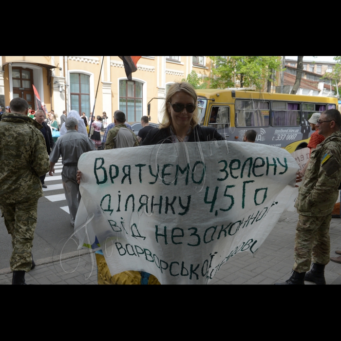 13 травня 2015
Біля Вищого адміністративного суду України відбулась акція «Геть «мишей» з Міноборони!». Учасники акції за допомогою бубна і дитячих брязкалець виганяли ненажерливих і користолюбних «мишей» з Міністерства оборони. Вищий адміністративний суд України (суддя Любов Гончар) розгляне позов до Київської міської ради, Міністерства оборони України про визнання незаконною забудови території військового протитуберкульозного госпіталю будівельною компанією UDP, власником якої є колишній народний депутат України від Партії регіонів Василь Хмельницький. Організатор акції – громадянська кампанія «Форум порятунку Києва».