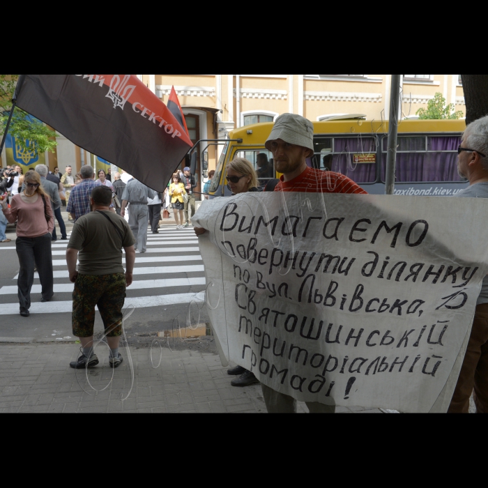 13 травня 2015
Біля Вищого адміністративного суду України відбулась акція «Геть «мишей» з Міноборони!». Учасники акції за допомогою бубна і дитячих брязкалець виганяли ненажерливих і користолюбних «мишей» з Міністерства оборони. Вищий адміністративний суд України (суддя Любов Гончар) розгляне позов до Київської міської ради, Міністерства оборони України про визнання незаконною забудови території військового протитуберкульозного госпіталю будівельною компанією UDP, власником якої є колишній народний депутат України від Партії регіонів Василь Хмельницький. Організатор акції – громадянська кампанія «Форум порятунку Києва».