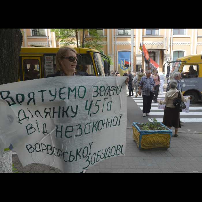 13 травня 2015
Біля Вищого адміністративного суду України відбулась акція «Геть «мишей» з Міноборони!». Учасники акції за допомогою бубна і дитячих брязкалець виганяли ненажерливих і користолюбних «мишей» з Міністерства оборони. Вищий адміністративний суд України (суддя Любов Гончар) розгляне позов до Київської міської ради, Міністерства оборони України про визнання незаконною забудови території військового протитуберкульозного госпіталю будівельною компанією UDP, власником якої є колишній народний депутат України від Партії регіонів Василь Хмельницький. Організатор акції – громадянська кампанія «Форум порятунку Києва».